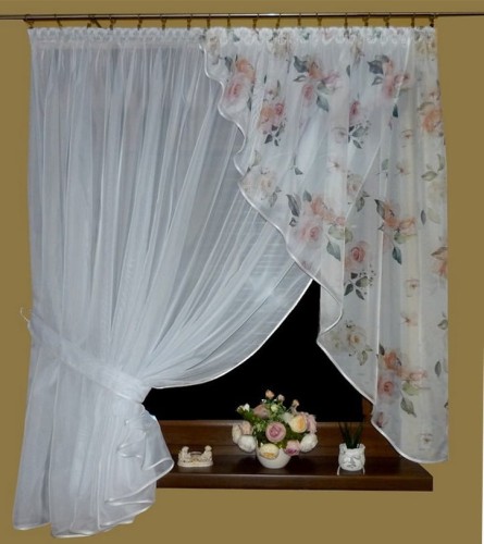 firana-z-woalu-roza-350x160cm-w-kwiaty-skos-z-prawej