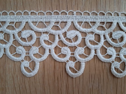 Koronka gipiurowa w kolorze kremowym