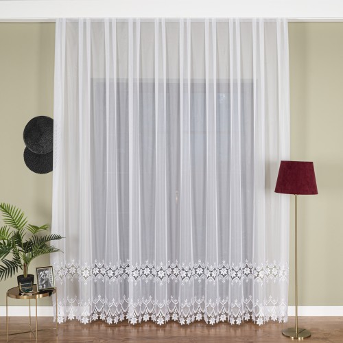 długa-firana-z-woalu-haftowanego-na-tasmie