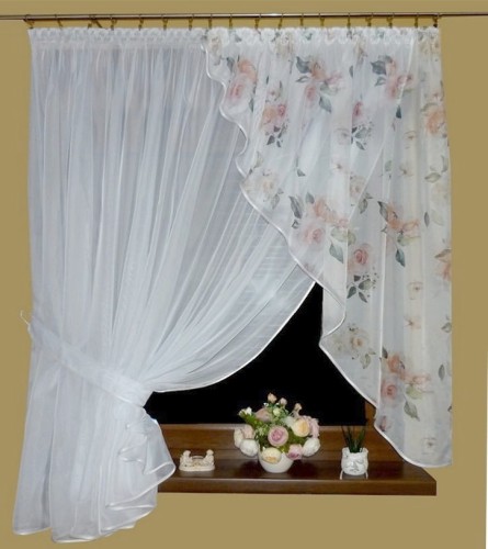 firana-z-woalu-roza-350x160cm-w-kwiaty-skos-z-prawej